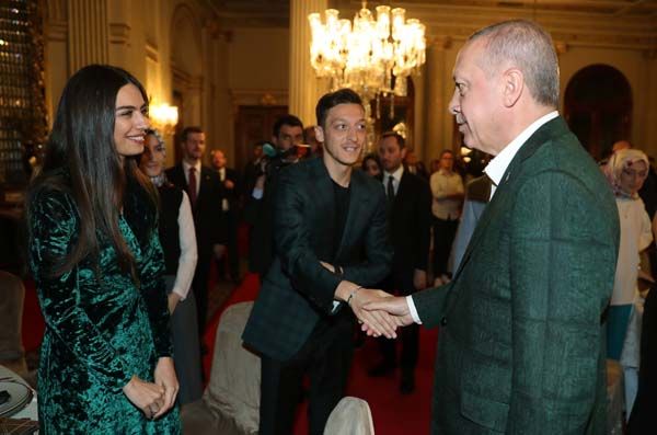 Erdoğan'ın iftarına Mesut Özil ve nişanlısı da katıldı! 1