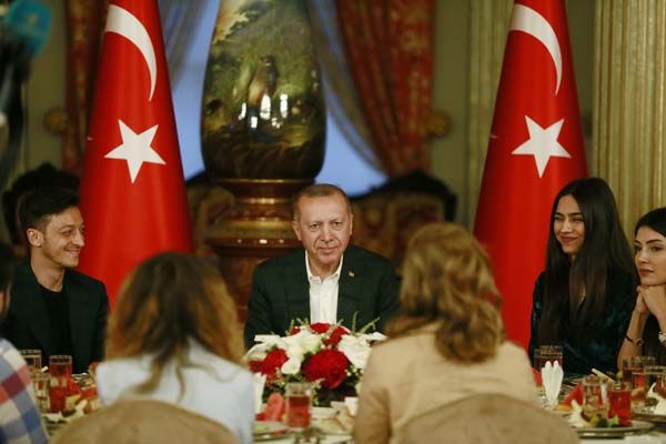 Erdoğan'ın iftarına Mesut Özil ve nişanlısı da katıldı! 2