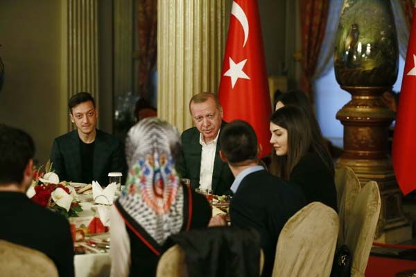 Erdoğan'ın iftarına Mesut Özil ve nişanlısı da katıldı! 3