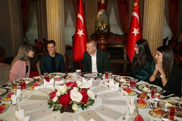 Erdoğan'ın iftarına Mesut Özil ve nişanlısı da katıldı! 7