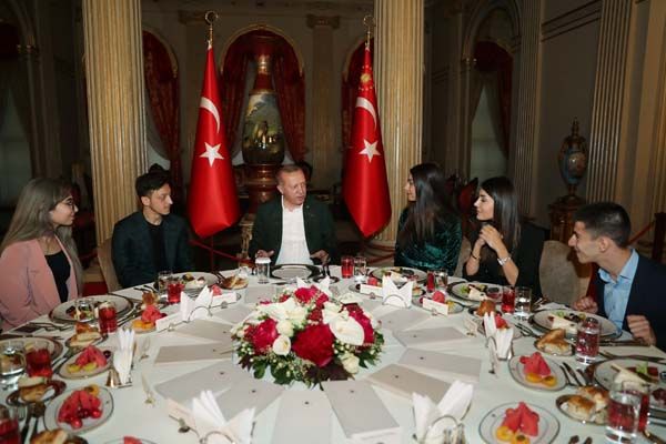 Erdoğan'ın iftarına Mesut Özil ve nişanlısı da katıldı! 4