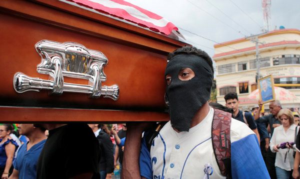 Maskeli cenaze! Tabuta iki bayrak serildi! 1