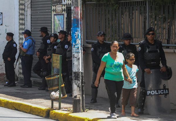 Maskeli cenaze! Tabuta iki bayrak serildi! 10