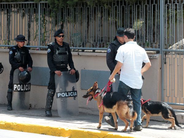 Maskeli cenaze! Tabuta iki bayrak serildi! 12