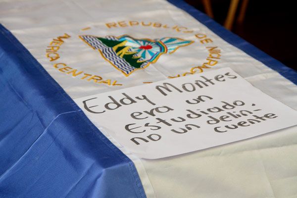 Maskeli cenaze! Tabuta iki bayrak serildi! 23