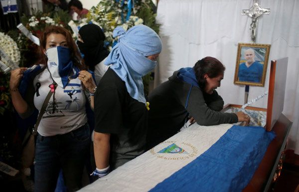 Maskeli cenaze! Tabuta iki bayrak serildi! 27