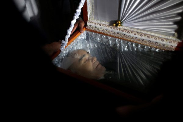 Maskeli cenaze! Tabuta iki bayrak serildi! 5