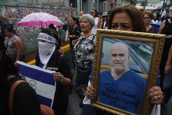 Maskeli cenaze! Tabuta iki bayrak serildi! 6