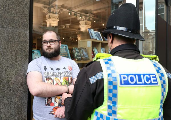 Türkiye karşıtı İngiliz lidere milkshake saldırısı 15
