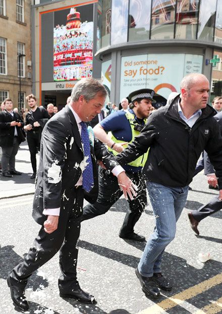 Türkiye karşıtı İngiliz lidere milkshake saldırısı 4