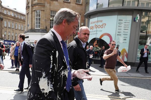 Türkiye karşıtı İngiliz lidere milkshake saldırısı 6
