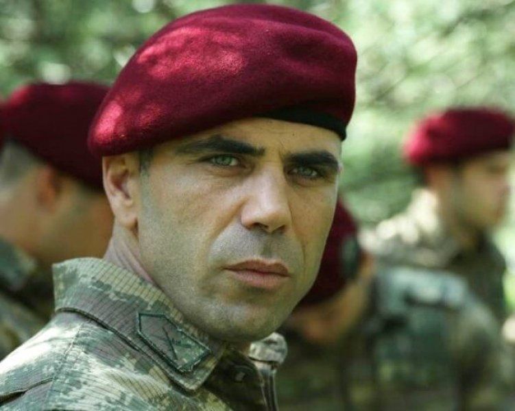 Gürkan Uygun'un kardeşi de ünlü bir oyuncu çıktı! 6