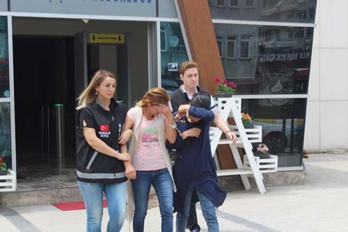 2 kadından biri 25, diğeri ise 12 kez... 3