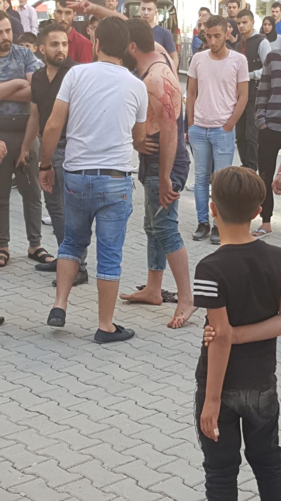 Sokak ortasında satırla birbirlerine girdiler! 1