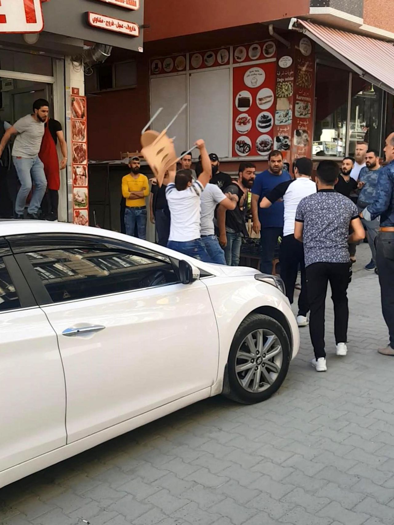 Sokak ortasında satırla birbirlerine girdiler! 2