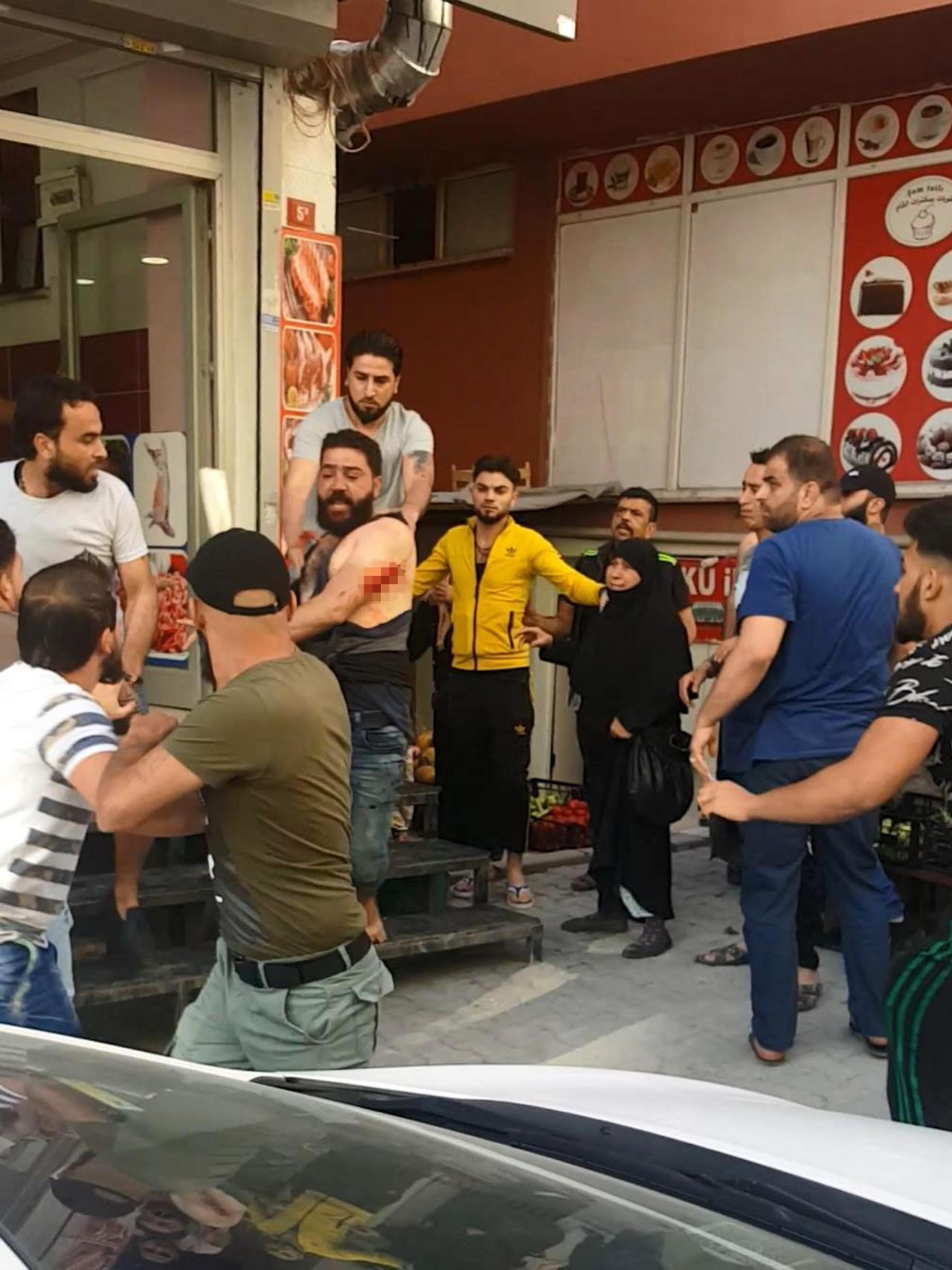 Sokak ortasında satırla birbirlerine girdiler! 3