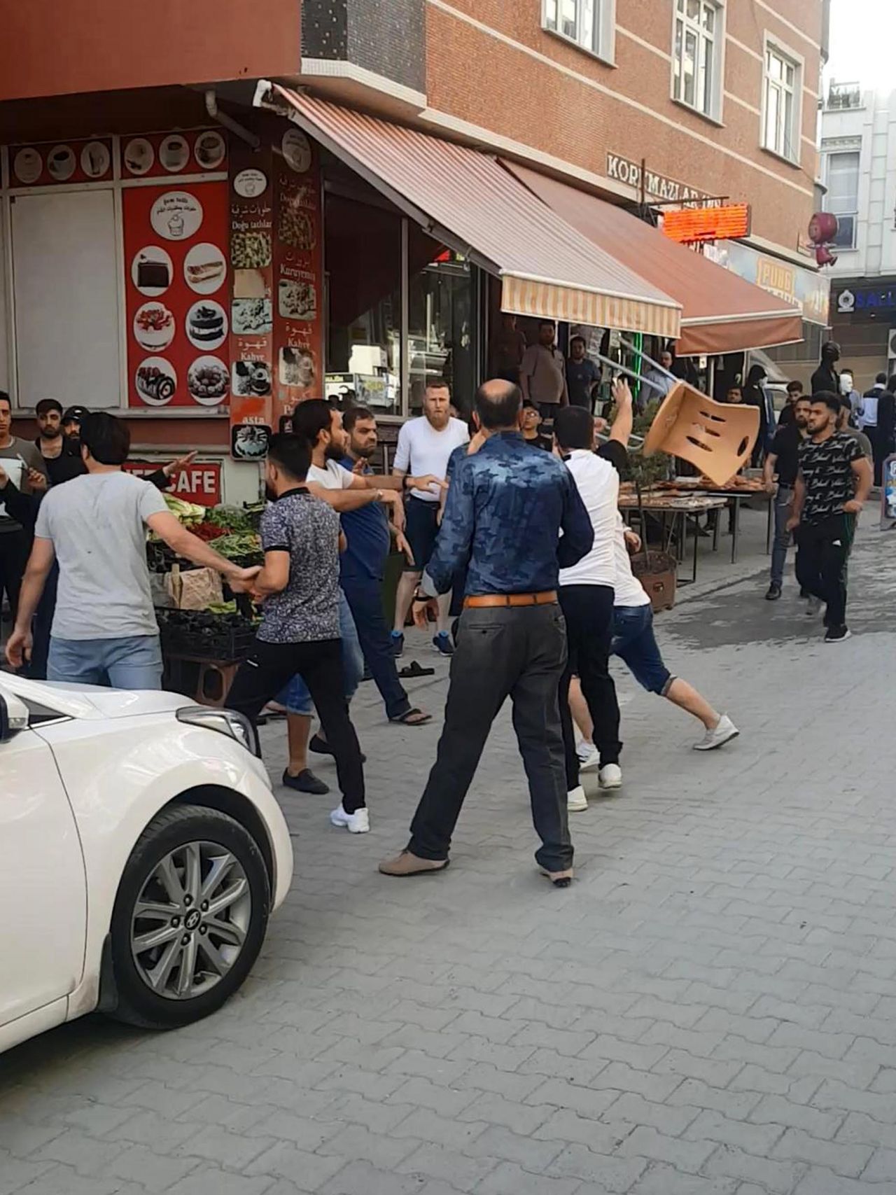 Sokak ortasında satırla birbirlerine girdiler! 4