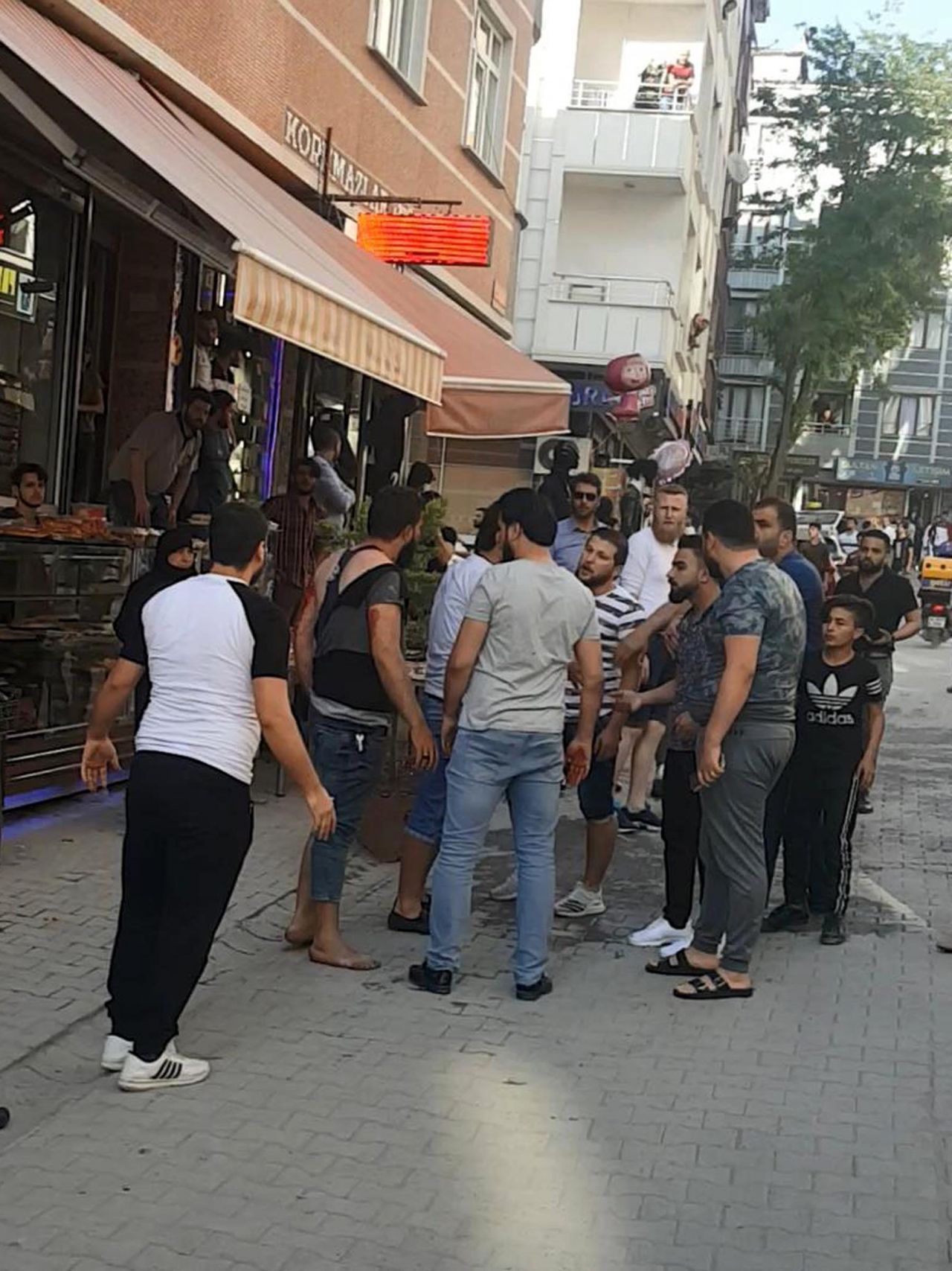 Sokak ortasında satırla birbirlerine girdiler! 5