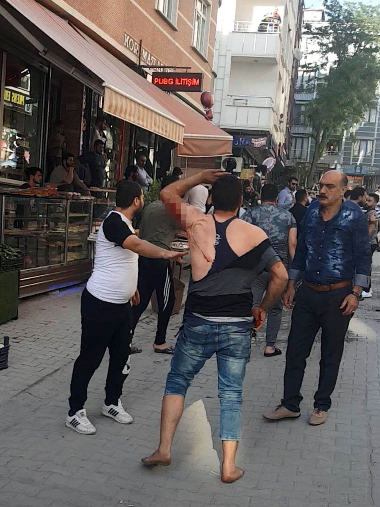 Sokak ortasında satırla birbirlerine girdiler! 6