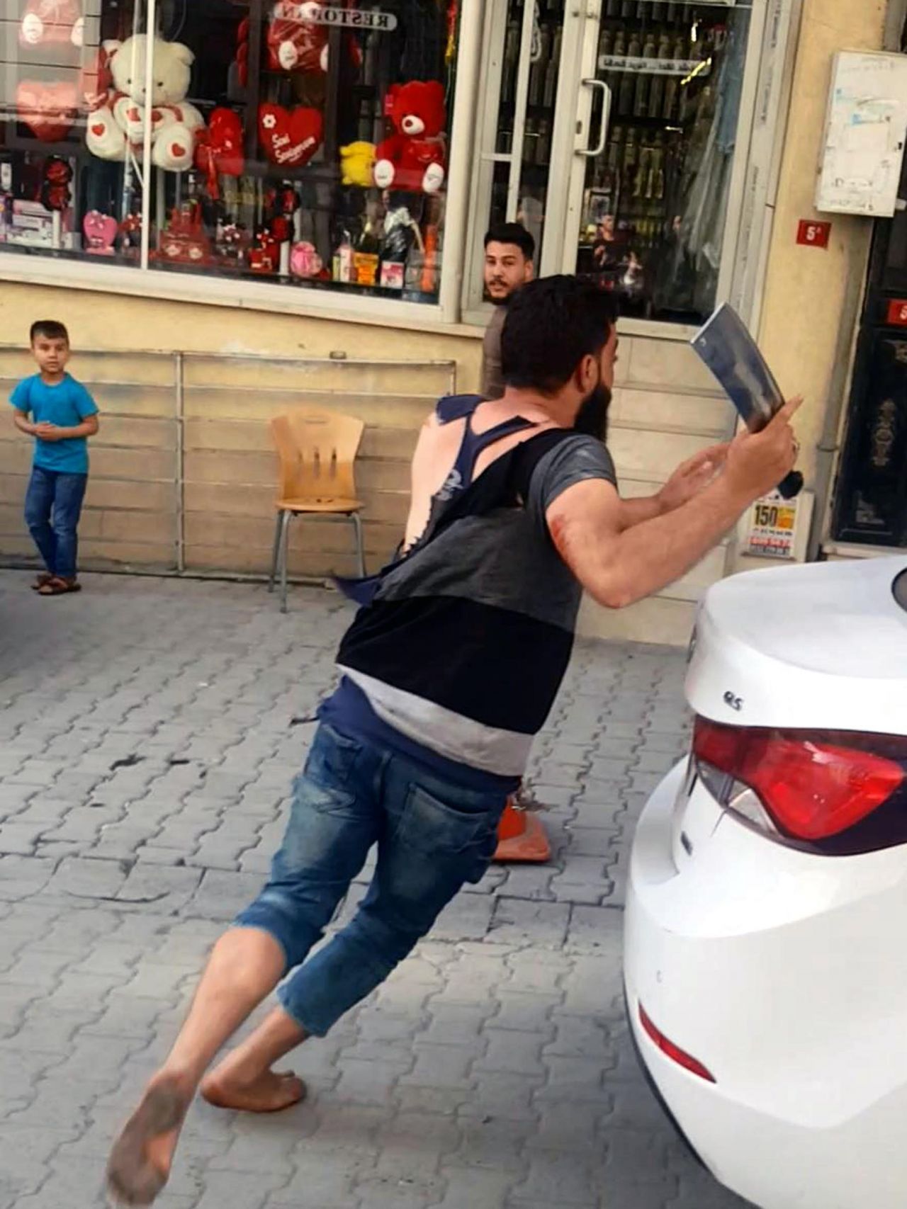 Sokak ortasında satırla birbirlerine girdiler! 7