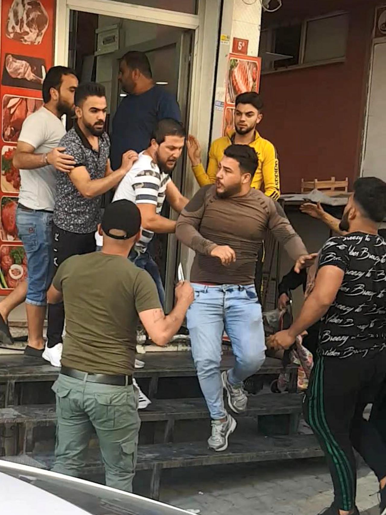 Sokak ortasında satırla birbirlerine girdiler! 8