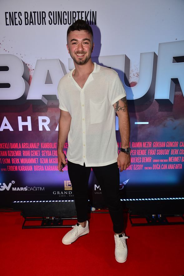 Enes Batur'un yeni filmi vizyona girdi! 7