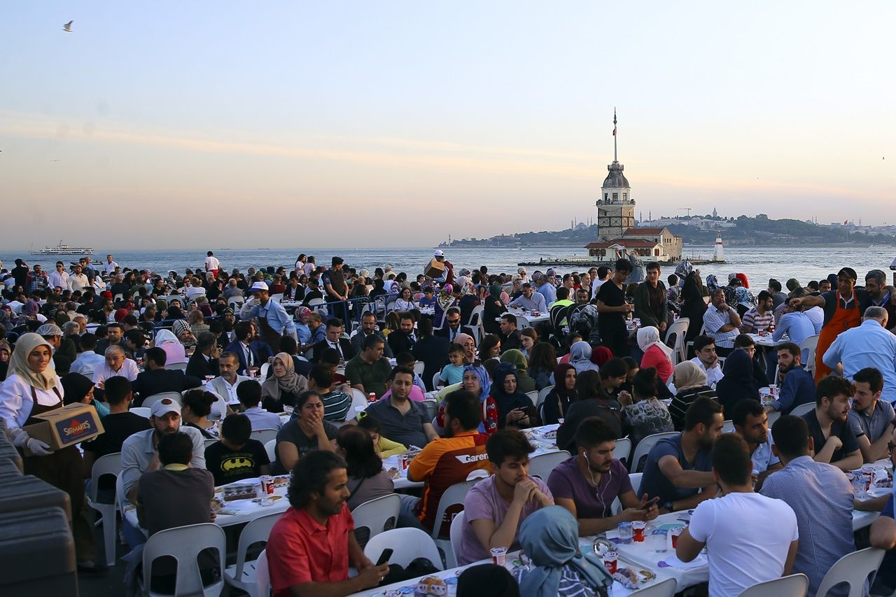 Üsküdar'da 100 bin kişilik iftar... 1