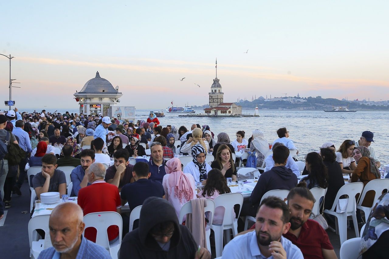 Üsküdar'da 100 bin kişilik iftar... 6