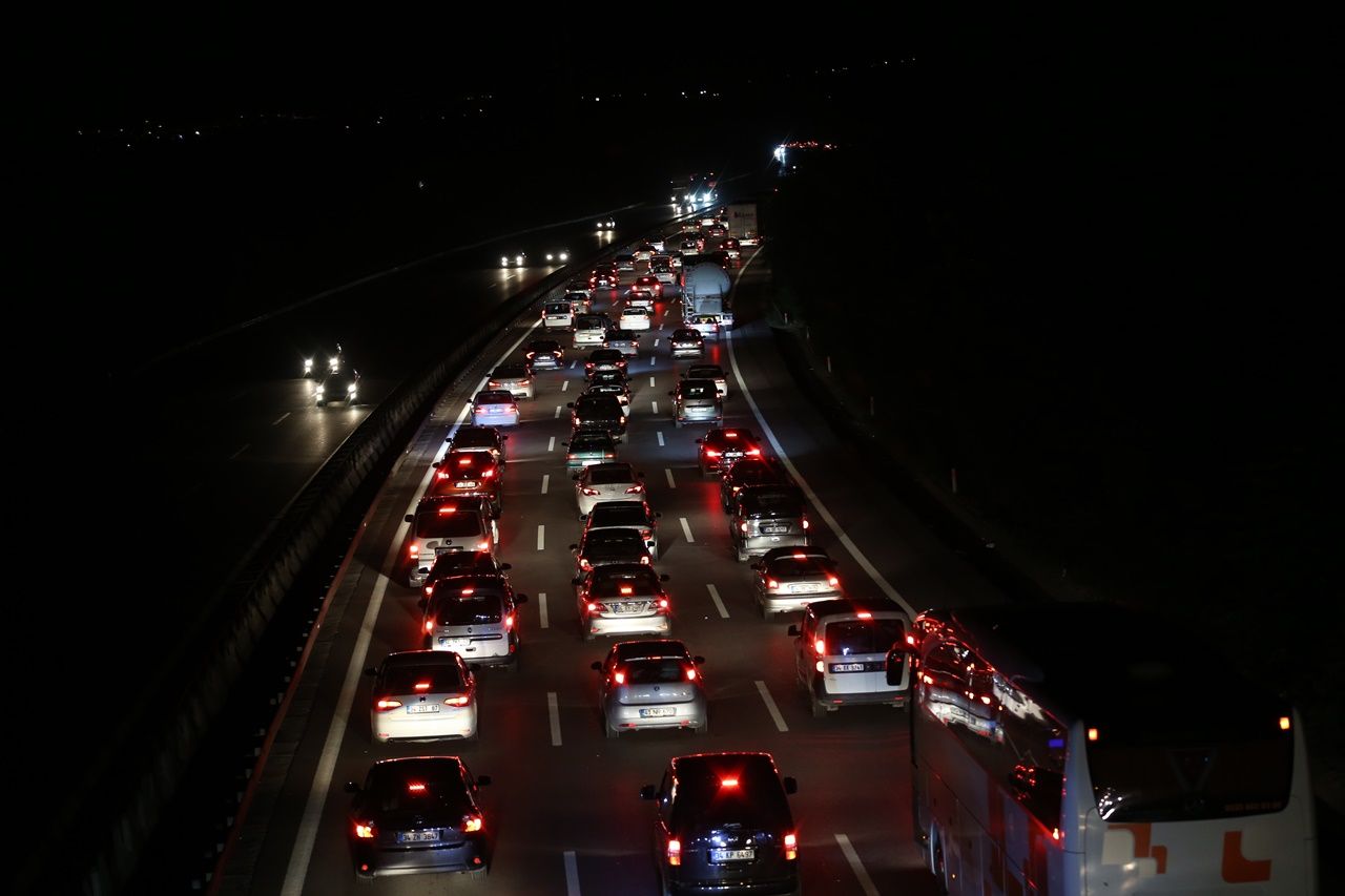 Sakarya'da kilometrelerce kuyruk oluştu... 2