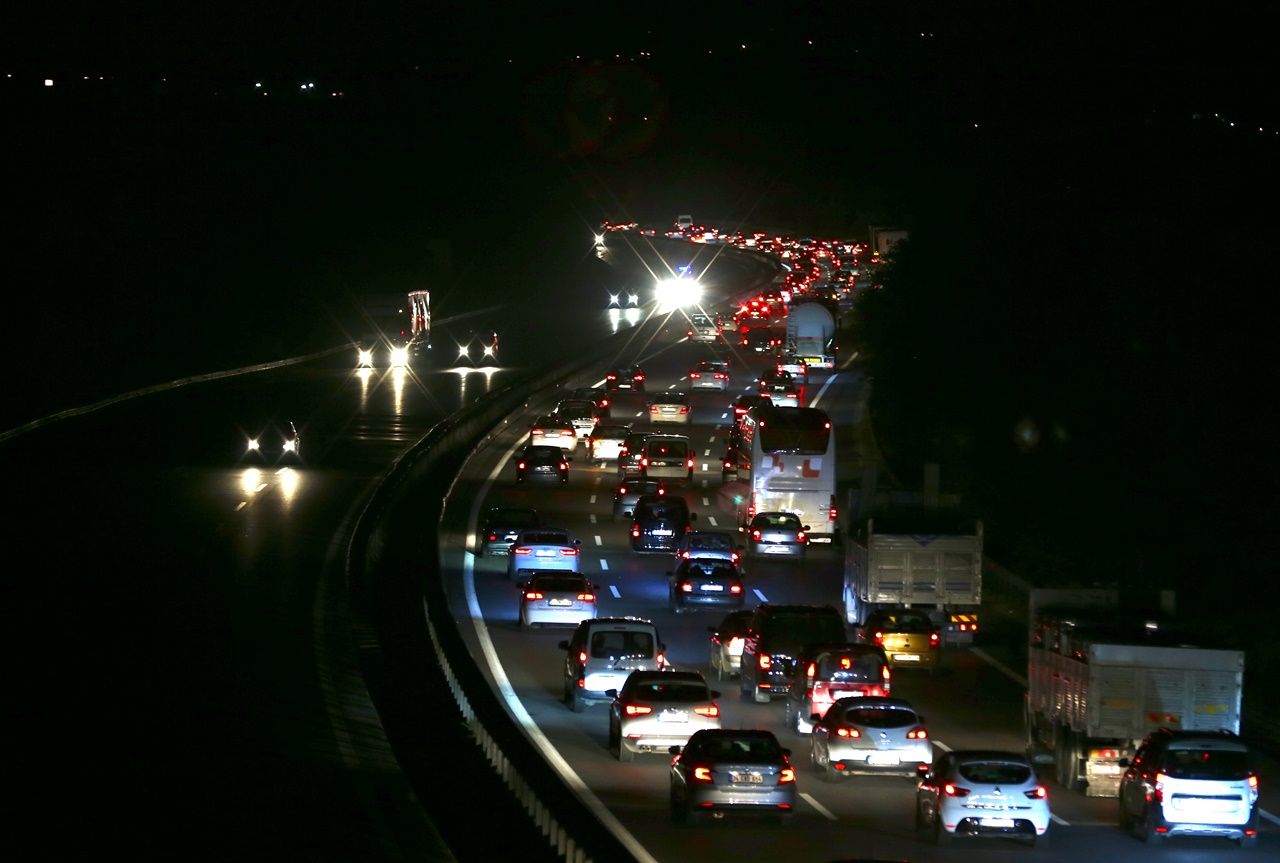 Sakarya'da kilometrelerce kuyruk oluştu... 4