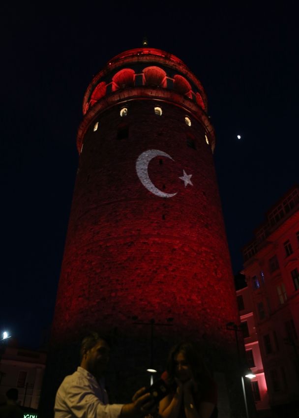 Galata Kulesi kırmızı beyaza büründü! 4
