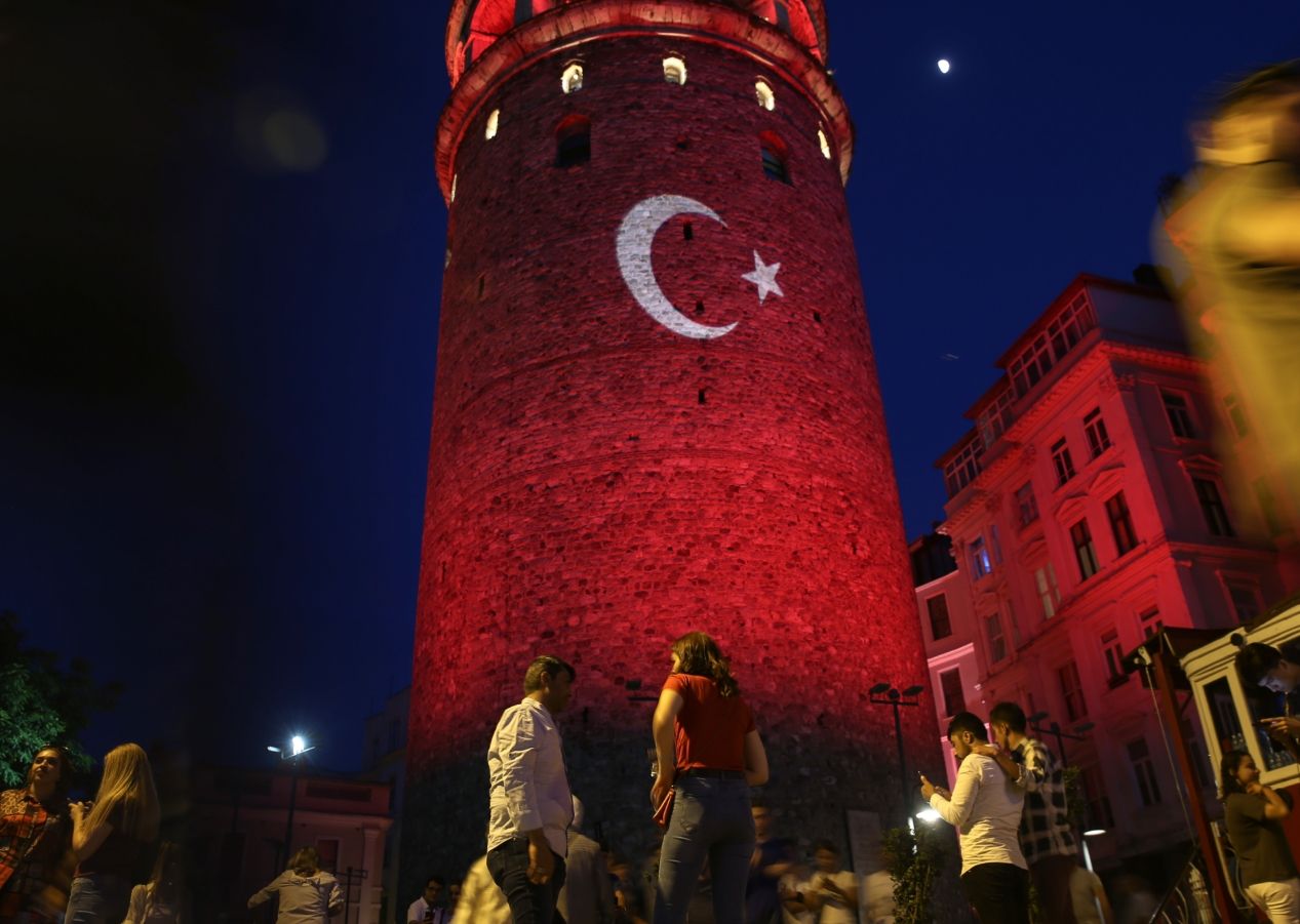 Galata Kulesi kırmızı beyaza büründü! 3