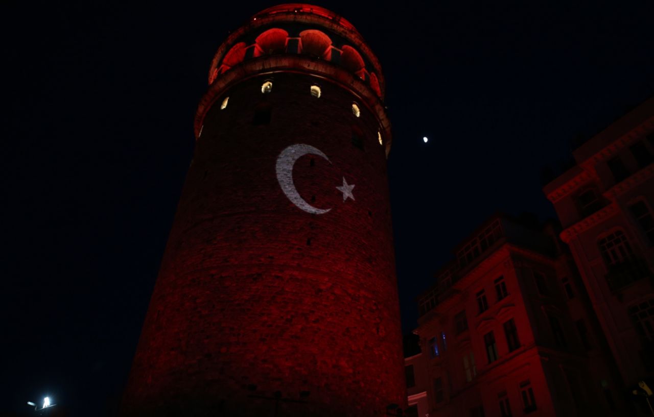 Galata Kulesi kırmızı beyaza büründü! 2