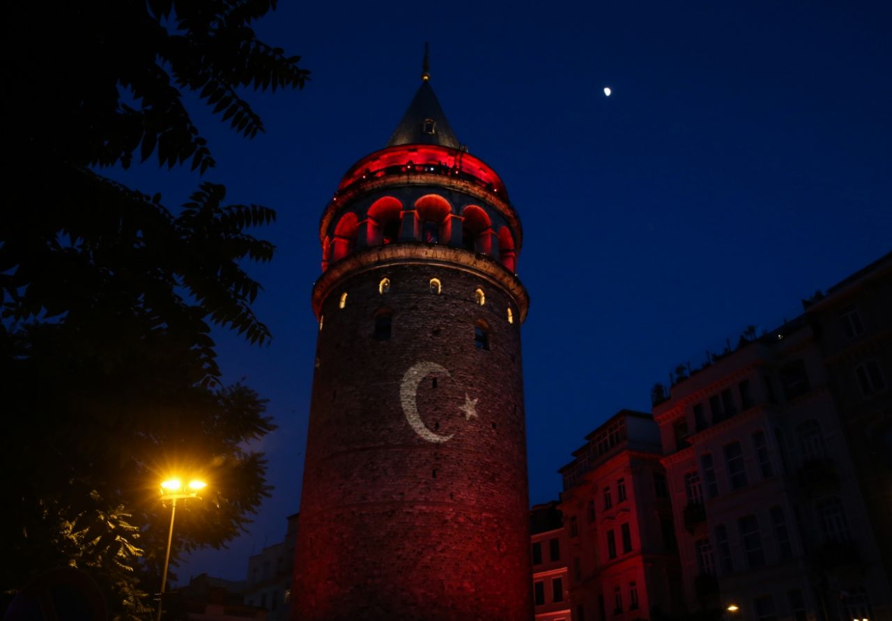 Galata Kulesi kırmızı beyaza büründü! 1