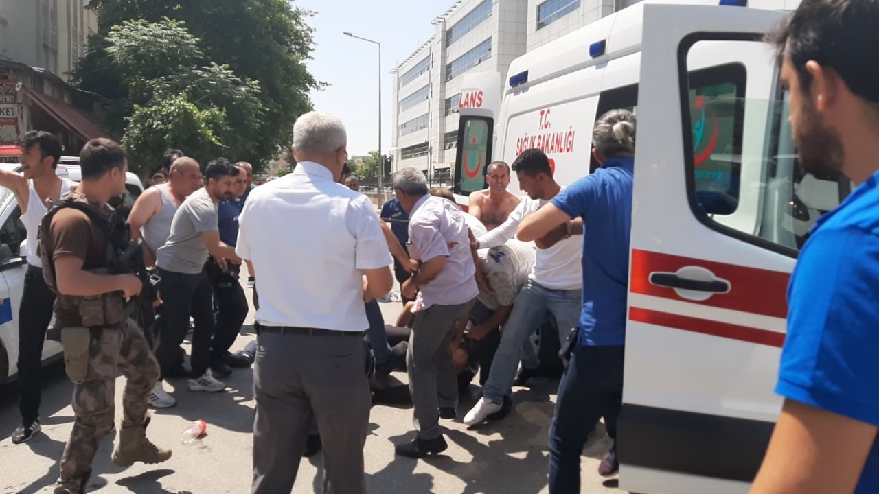 Adıyaman'da adliye önünde bıçaklı sopalı kavga! Yaralılar var... 2