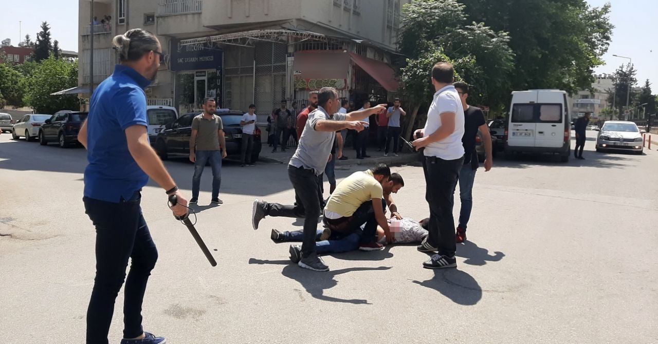Adıyaman'da adliye önünde bıçaklı sopalı kavga! Yaralılar var... 3
