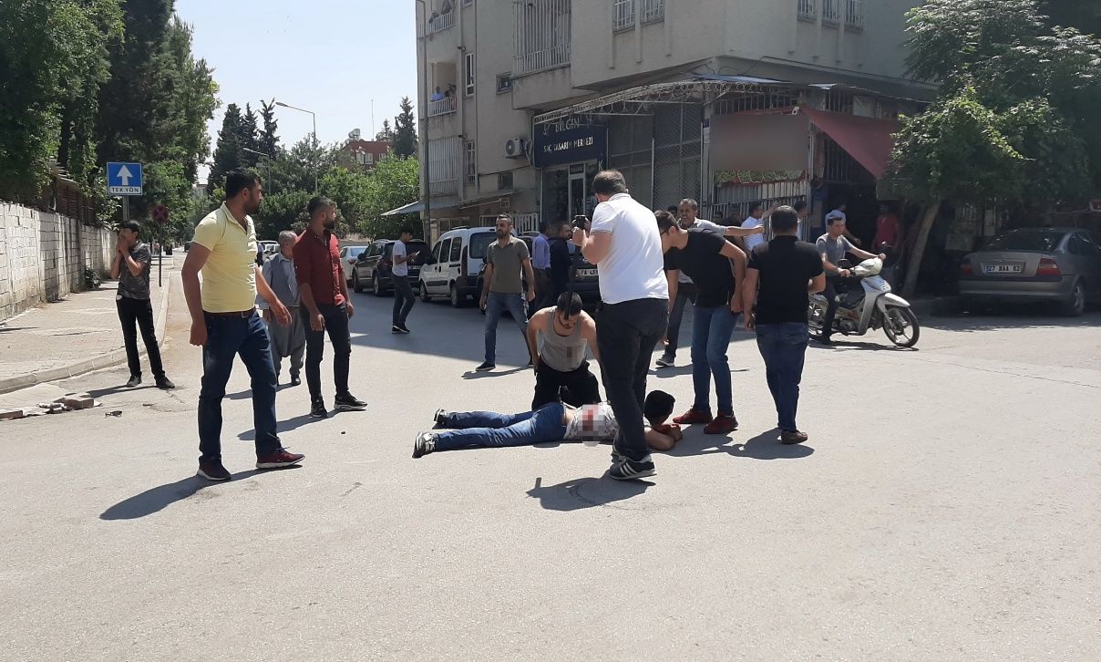 Adıyaman'da adliye önünde bıçaklı sopalı kavga! Yaralılar var... 5