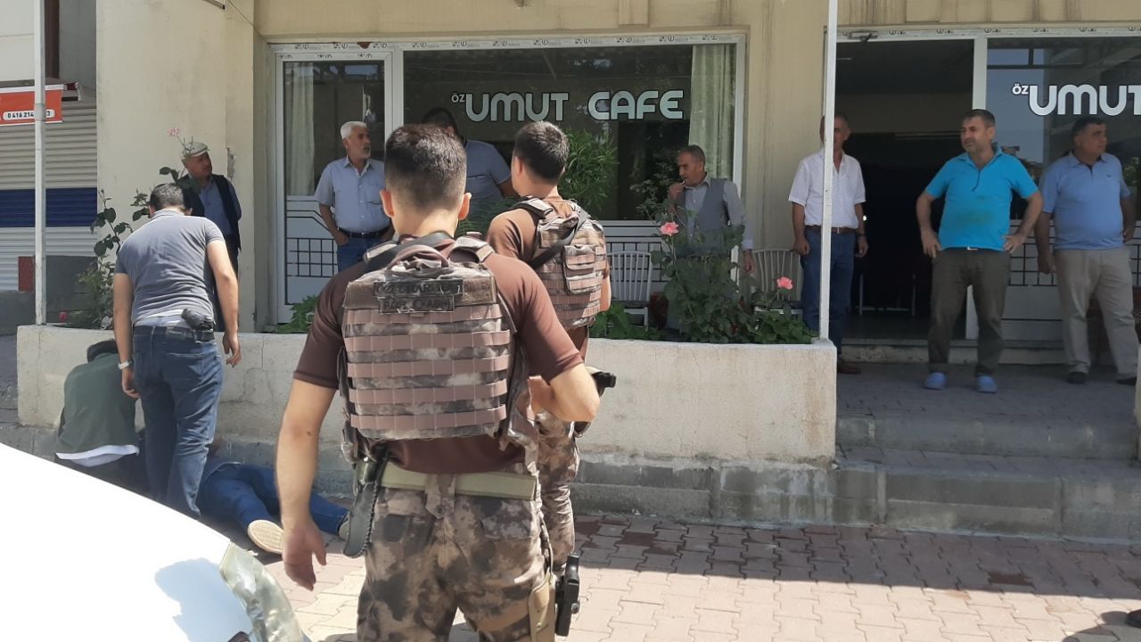 Adıyaman'da adliye önünde bıçaklı sopalı kavga! Yaralılar var... 6