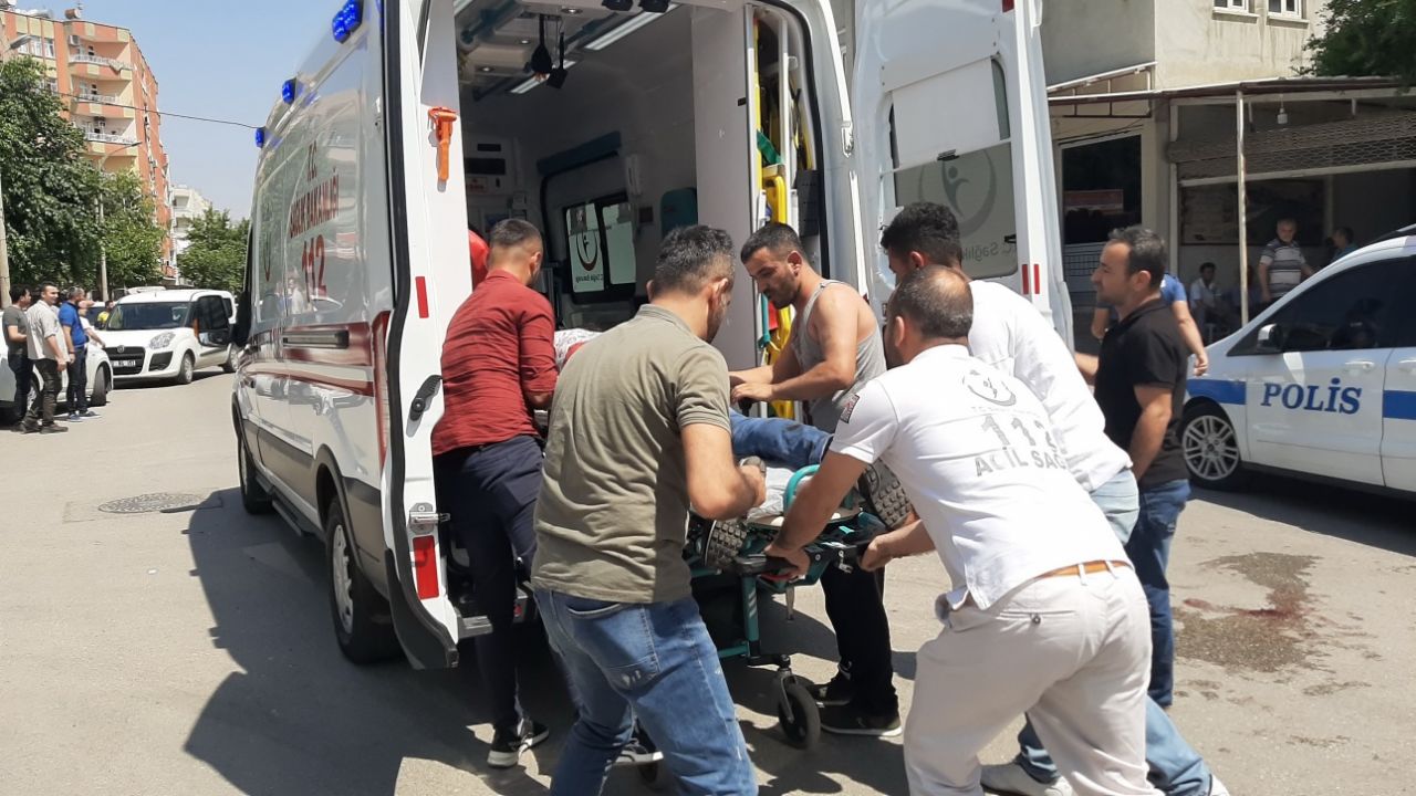 Adıyaman'da adliye önünde bıçaklı sopalı kavga! Yaralılar var... 7