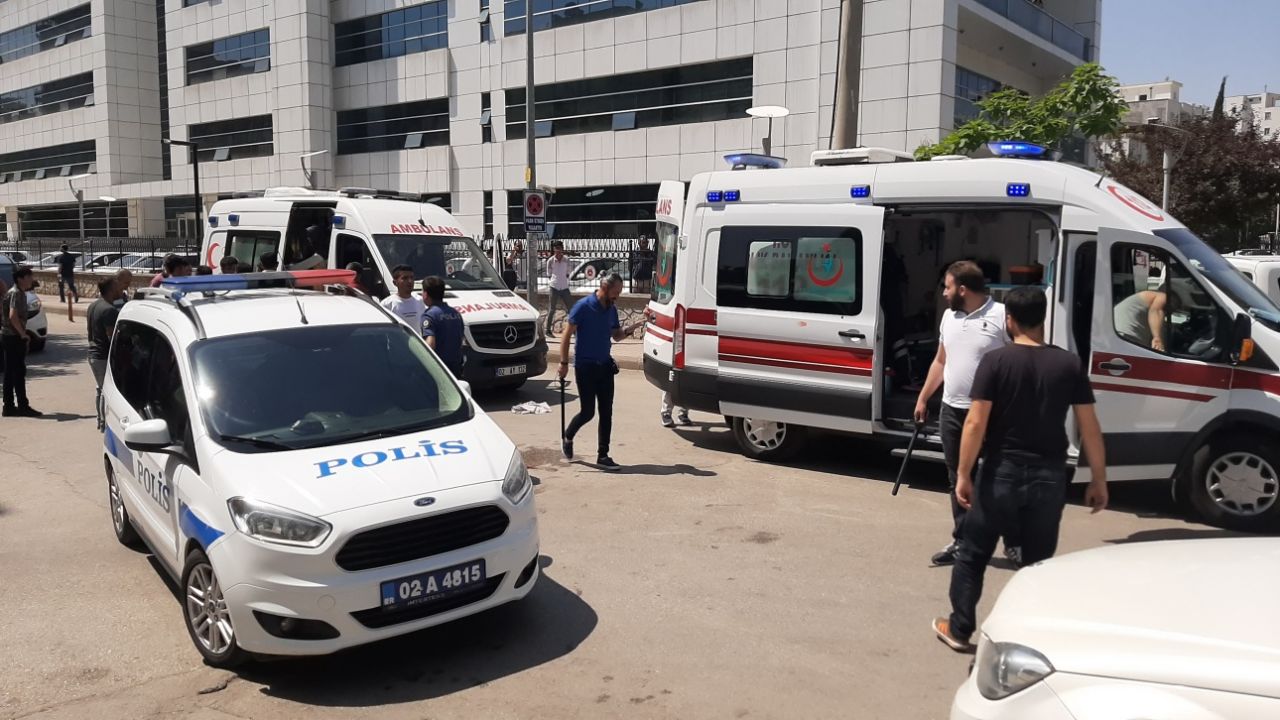 Adıyaman'da adliye önünde bıçaklı sopalı kavga! Yaralılar var... 8