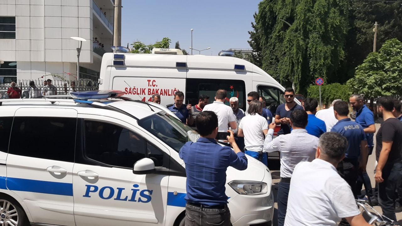 Adıyaman'da adliye önünde bıçaklı sopalı kavga! Yaralılar var... 10