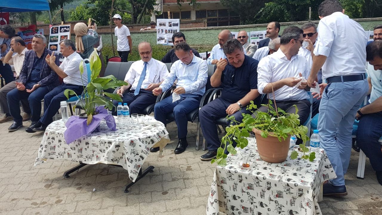 Öğrenciler protokolü su roketi ile vurdu! 3