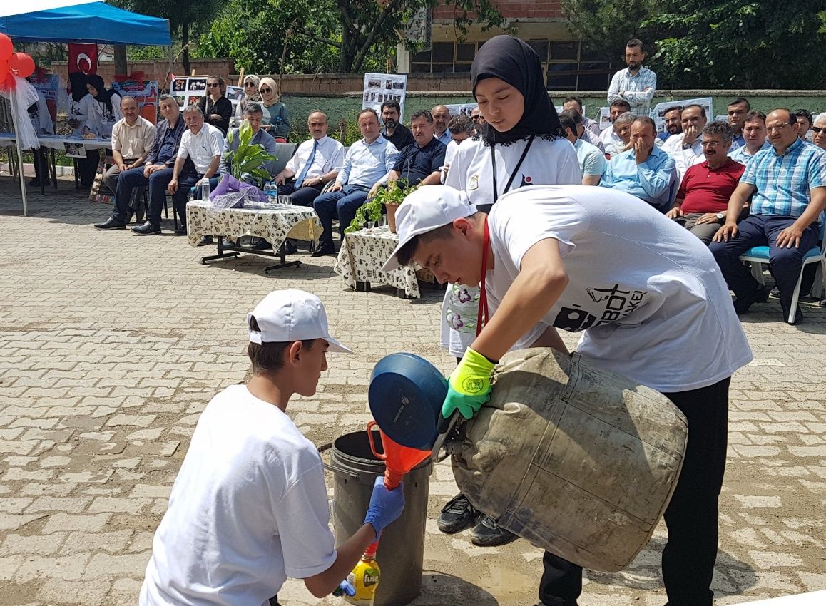 Öğrenciler protokolü su roketi ile vurdu! 1