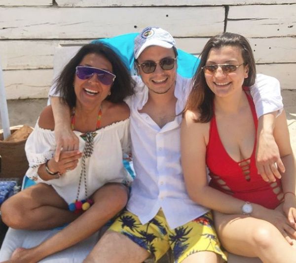 49 yaşındaki oyuncudan bikinili pozlar! 7