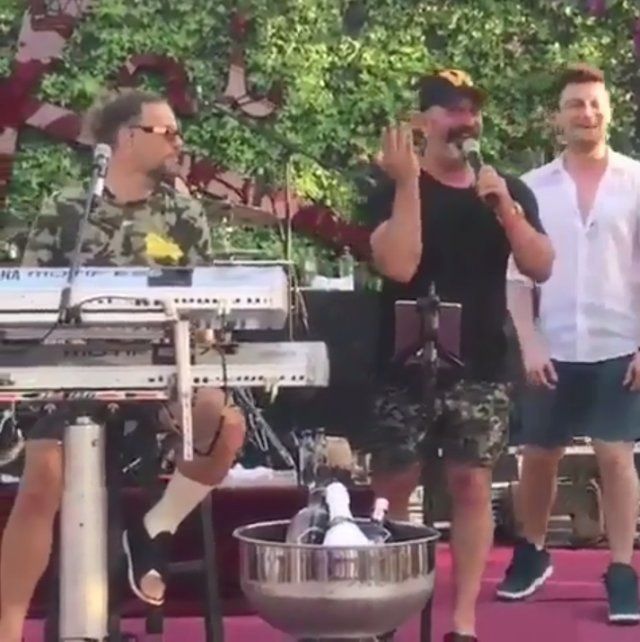 Cem Yılmaz ve Defne Samyeli beraber şarkı söyledi! 3
