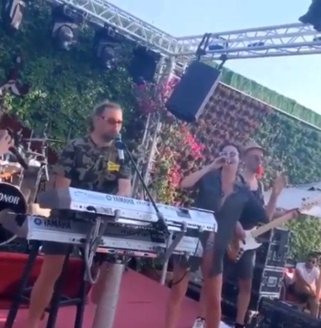 Cem Yılmaz ve Defne Samyeli beraber şarkı söyledi! 1