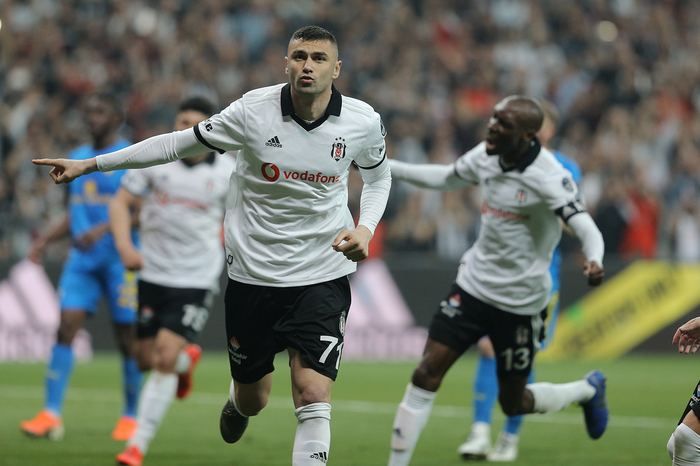 Burak Yılmaz - Lecce flörtünün ayrıntıları ortaya çıktı! 3