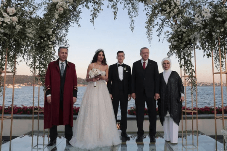 Mesut Özil etrafına bağırarak tepki gösterdi! 1
