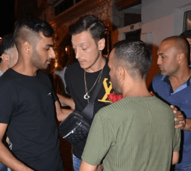 Mesut Özil etrafına bağırarak tepki gösterdi! 2