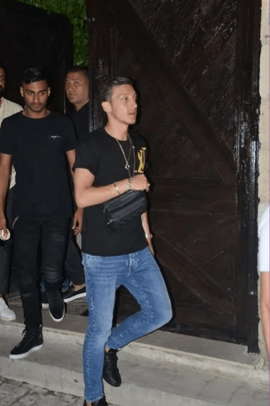 Mesut Özil etrafına bağırarak tepki gösterdi! 3